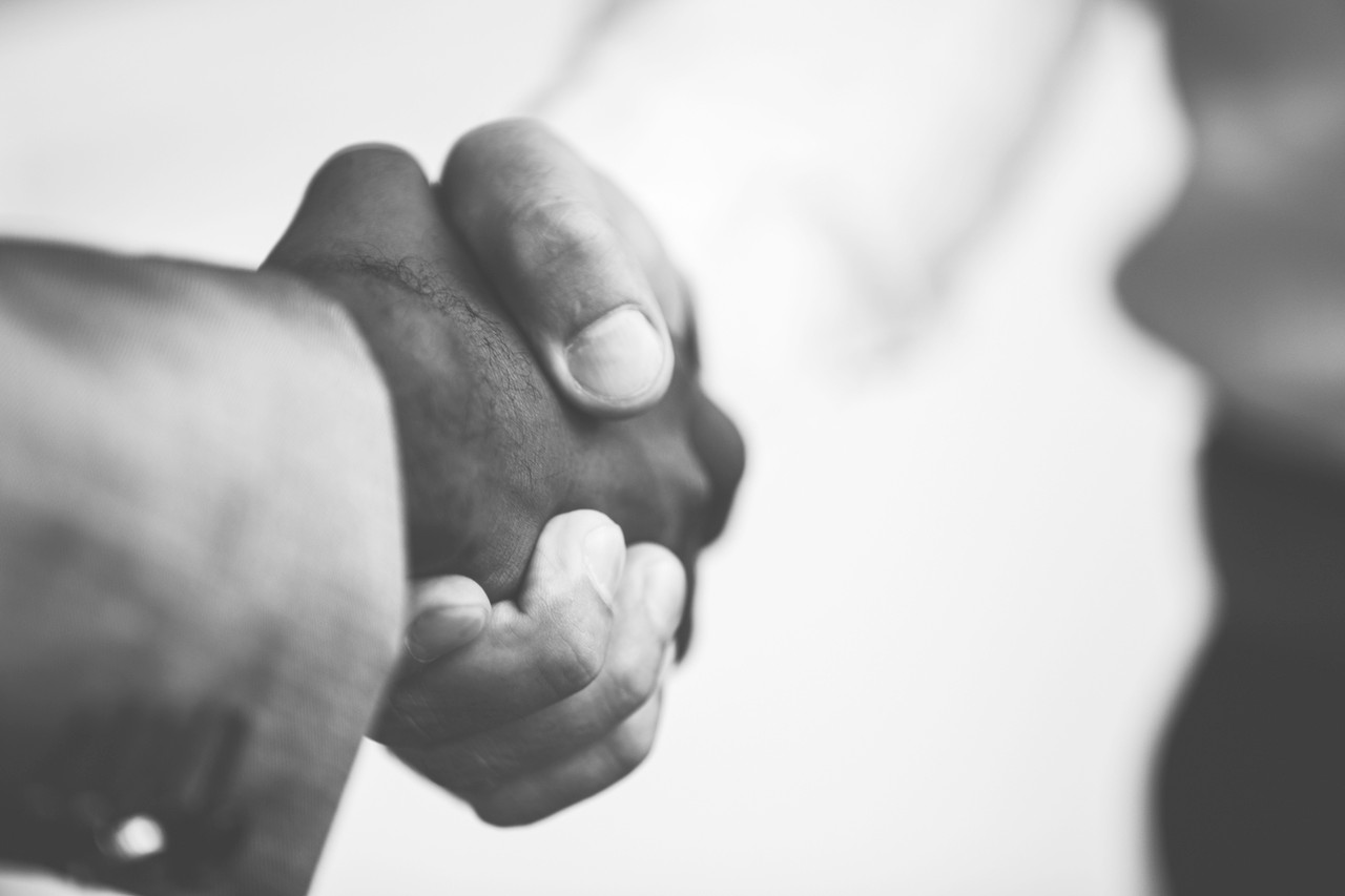 Photographs of two hands shaking hands to depict Juniper Networks consulting services