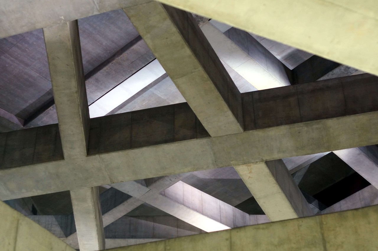 Abstract image of intersecting beams